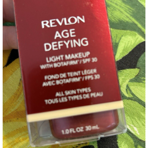 Revlon Age Defying Light Makeup Foundation #31 Fair SPF 30 Moisturizing 1.0 oz - Picture 3 of 5